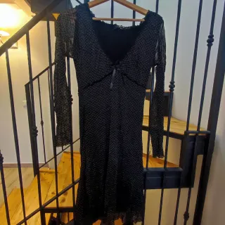 Vestito corto nero con maniche lunghe