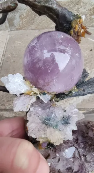 ESCULTURA DE BRONCE SOBRE BASE GEODA AMATISTA