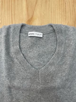 Jersey Bershka gris cuello V