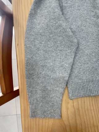 Jersey Bershka gris cuello V