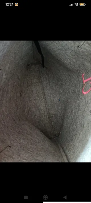 Bolso gris con iniciales CL en rosa