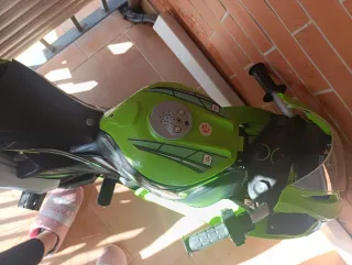 Moto eléctrica infantil verde