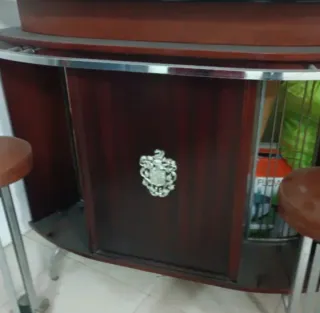 Barra de bar con 2 taburetes piel,madera y acero.