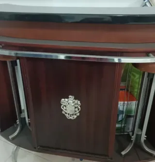 Barra de bar con 2 taburetes piel,madera y acero.