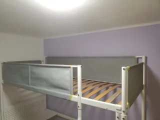 Cama alta con escritorio y barrera