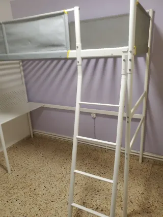 Cama alta con escritorio y barrera