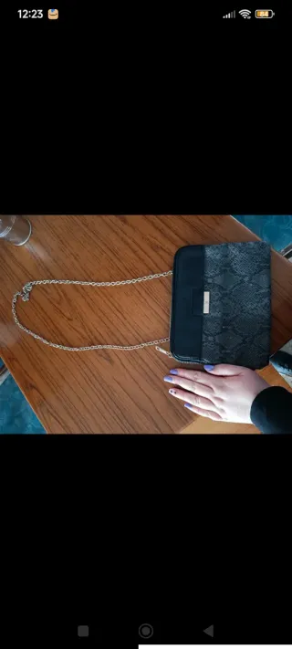 Bolso de hombro polipiel negro y dorado