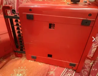 Macchina da scrivere Olivetti Valentine rossa