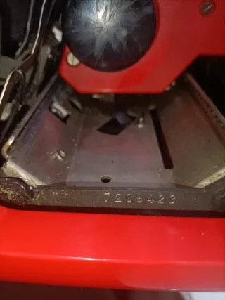 Macchina da scrivere Olivetti Valentine rossa