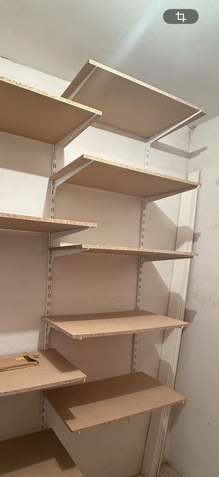 Baldas de madera para estantería.