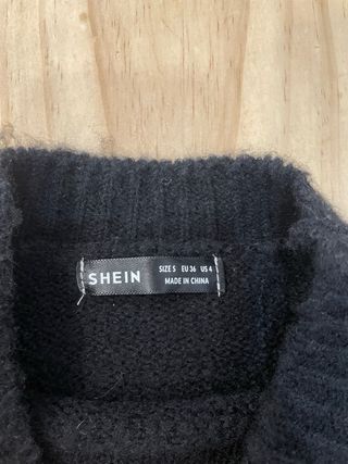 Jersey negro cuello alto