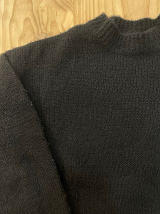 Jersey negro cuello alto