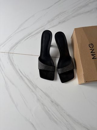 Zuecos Mango Negros con Brillantes