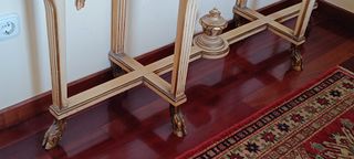 Consola de madera beige y dorada