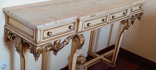 Consola de madera beige y dorada