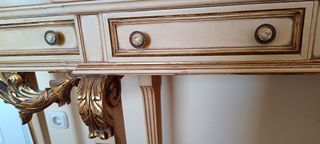 Consola de madera beige y dorada
