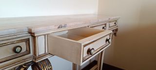 Consola de madera beige y dorada