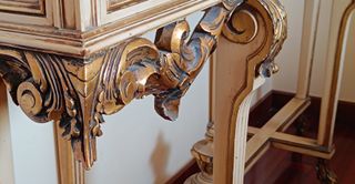 Consola de madera beige y dorada