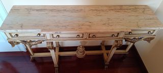 Consola de madera beige y dorada