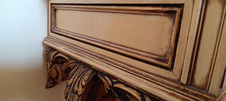 Consola de madera beige y dorada