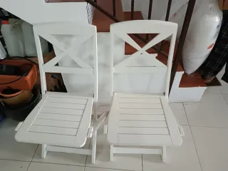 Dos Sillas de madera lacadas en blanco plegables