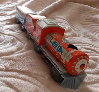 Tren de hojalata antiguo