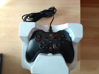 Mando Krom Gaming Negro en perfecto estado.