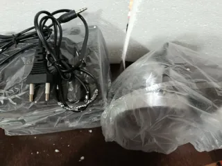 Altavoces negros y plateados