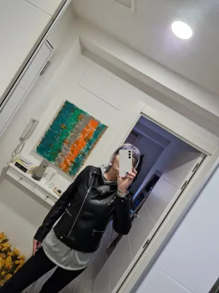 Cazadora estilo motero polipiel Talla M/L