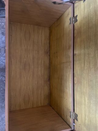 Baúl antiguo madera tallada con herrajes