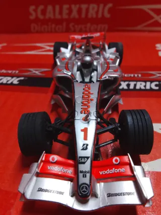 Scalextric McLaren MP4-21 Vodafone
