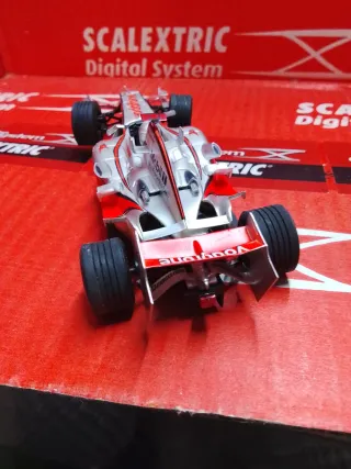 Scalextric McLaren MP4-21 Vodafone