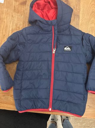 Abrigo Quiksilver niño azul y rojo Talla 5 años