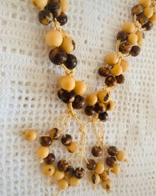 Collana lunga etnica in legno beige e marrone