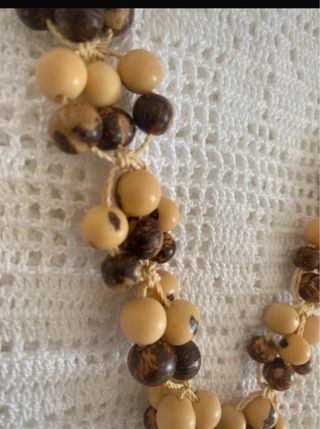 Collana lunga etnica in legno beige e marrone