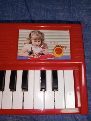 Piano infantil rojo antiguo