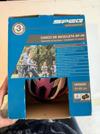 Casco de bici rosa con flores