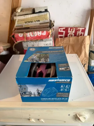 Casco de bici rosa con flores