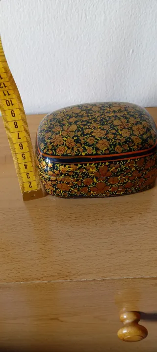 Joyero de madera con flores pintadas.