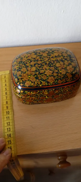 Joyero de madera con flores pintadas.