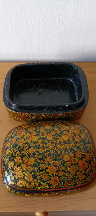 Joyero de madera con flores pintadas.