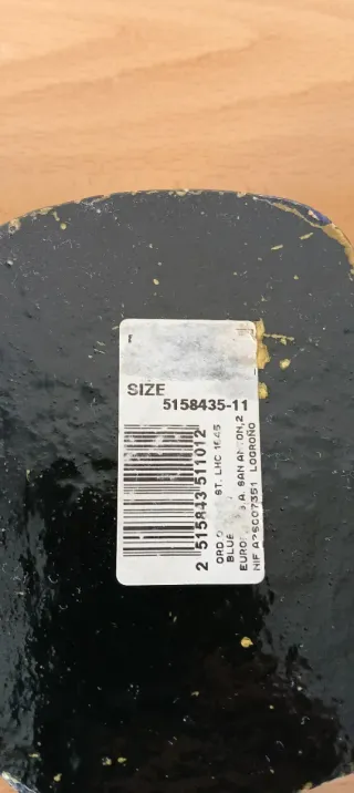 Joyero de madera con flores pintadas.