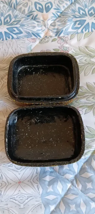 Joyero de madera con flores pintadas.