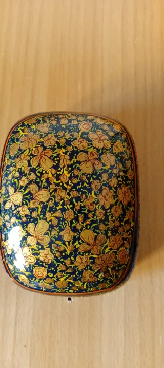 Joyero de madera con flores pintadas.