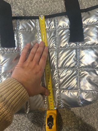 Bolso plateado acolchado