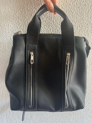 Mochila Negra con Cremalleras