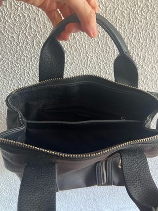 Mochila Negra con Cremalleras