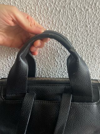 Mochila Negra con Cremalleras