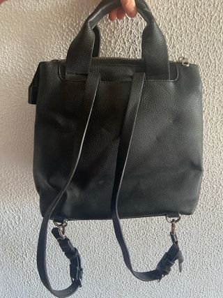 Mochila Negra con Cremalleras