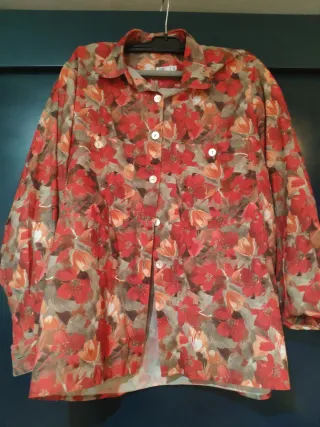 Blusa estampada flores rojas
